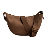 Kleine Moon-Bag von Got Bag, handliche Rucksack- und HipBag-Kombination aus recyceltem Material, auf einem weißen Hintergrund.