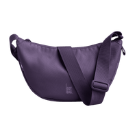 Kleine Moon-Bag von Got Bag, stilvoller Rucksack und Hüfttasche aus recyceltem Meeresplastik, auf weißem Hintergrund.