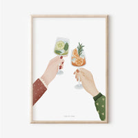 Hochwertiger Poster Druck „Cocktails Anstoßen“ von tilda & theo, dekorativer Papeterie-Print mit bunten Cocktail-Illustrationen