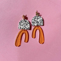 Orangene Punkte-Ohrringe von Hej Ibiza by Ute Arnold, modisches Accessoire, detailreiche Silhouette, stilvoll und einzigartig.
