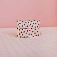 Roter Geldbeutel mit Druckknopf und buntem Motiv, Ecke Accessoires, aus Leder, aufgeklappt mit Fächern sichtbar