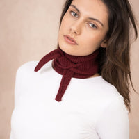 Weicher calie paris Schal „Sophie Scarf“ aus Bekleidung, zeigt ein elegantes, farbenfrohes Design zum Tragen.