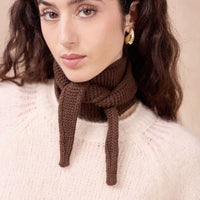 Schal „Sophie Scarf“ von calie paris, weicher Stoff, elegantes Design in neutralen Farben, perfekt für stilvolle Winteroutfits