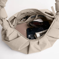 Kleine Pleat-Moon-Bag von Got Bag, Rucksack oder Hipbag aus recyceltem Material mit gefalteten Design, auf dem Bild sichtbar.