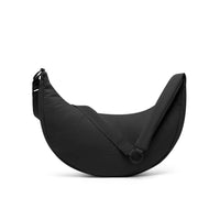 Johnny Urban Lou Medium Half-Moon-Bag aus robustem Material, zeigt stilvolle Form und praktische Trageoptionen.