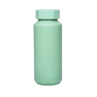Thermo Trinkflasche von designletters, geeignet für drinnen und draußen, aus Edelstahl mit stilvollem Design, auf einem Tisch stehend
