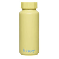 Thermo Trinkflasche von designletters, ideal für drinnen und draußen, mit stilvollem Design, aus Edelstahl, zeigt das Produkt im Einsatz.