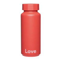 Thermo Trinkflasche von designletters, geeignet für drinnen und draußen, aus Edelstahl mit stilvollem Design, zeigt Flasche mit Deckel.