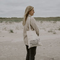 Naturbelassener Jutebeutel „wellenliebe“ von saltwaterdesigns, langlebiges Accessoire mit Meeresmuster, ideal für Einkäufe oder Alltag