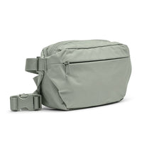 Got Bag Adapt-Sling-Bag, ein schwarzer Rucksack und HipBag mit verstellbarem Schultergurt, aus recyceltem Material gefertigt.