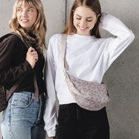Hälftmondtasche „Ally Medium“ von Johnny Urban, Rucksack und Hipbag, braune Lederoptik, mit Reißverschluss und Schultergurt