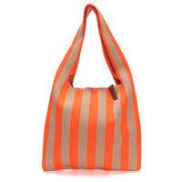 Stylische Lot83 Shopper Lois aus Bekleidung, zeigt die geräumige Tasche mit robustem Stoff und modernem Design.