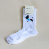 Schwarze Socken von Bazaar Noir GmbH, aus weicher Bekleidung, mit angenehmem Material, auf einem weißen Hintergrund fotografiert.