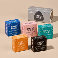 Festes Shampoo, Dusch & Conditioner von Simply Solid, zeigt die nachhaltige, natürliche Haarpflege in einer umweltfreundlichen Verpackung.