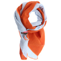 Weicher Kim-Schal von Lot83, elegante Bekleidung mit stilvollem Muster, ideal für kalte Tage, in Nahaufnahme sichtbar.