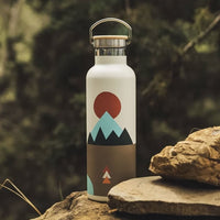 Trinkflasche von Roadtyping, geeignet für drinnen und draußen, aus langlebigem Material, mit sportlichem Design.