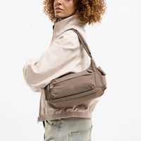 Pocket Bag Small, Detailansicht der Seitentaschen mit Magnetverschluss