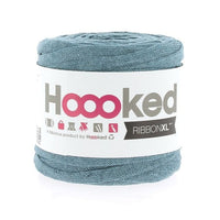 Bündchengarn RibbonXL von Hoooked in 125 g, sichtbares, farbenfrohes Garn zum Stricken und Häkeln, in der Hand gehalten.