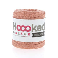 Bunten RibbonXL Lurex Bändchengarn von Hoooked, 80 g, glänzendes Garn für Bastel- und Strickprojekte, Nahaufnahme der Textur