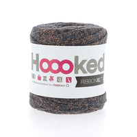 Hoooked RibbonXL Lurex Bändchengarn in 80 g, glänzendes, buntes Garn zum Stricken und Häkeln, sichtbar auf dem Bild.