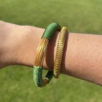 Armreif Natureza von Capido, elegantes Accessoire aus natürlichen Materialien, sichtbar mit filigranen Details und harmonischem Design.