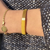 Armreif von Capido, elegantes Accessoire in modernem Design, sichtbar auf dem Bild.