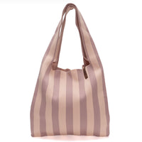 Lot83 Shopper Lois aus Bekleidung mit großen Griffen und geräumigem Innenraum, in einer stilvollen, vielseitigen Tasche.