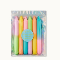 Dip dye Kerzen im Set von by vivi, innen und außen, mit bunten Farbverläufen auf weißem Wachs, dekorativ und stilvoll.