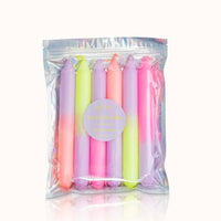 Bunte Dip-Dye-Kerzen im Set von by vivi, geeignet für drinnen und draußen, farbenfrohe dekorative Kerzen auf weißem Hintergrund