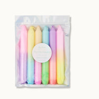 Bunte Dip-Dye-Kerzen im Set für drinnen und draußen von by vivi, farbenfrohe Wachskerzen mit Farbverlauf.