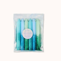 Bunte Dip-Dye-Kerzen im Set von by vivi, geeignet für drinnen und draußen, farbenfrohes Design auf weißem Hintergrund
