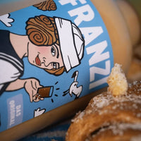 Franzbrötchen-Likör von Nork in 0,5L Flasche mit 15% Vol., sichtbar auf dem Etikett, typisch für Deutschland.