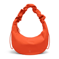 Got Bag Moon-Bag Ruffle in Hot Coral, stilvoller Rucksack mit Rüschendetails, frontale Ansicht mit Schatteneffekt.