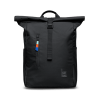 Schwarzer Got Bag Roll-Top Easy Rucksack mit rollbarem Verschluss und Schultergurten, seitliche Taschen, Frontansicht.