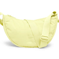 Kleinere Cloud-Moon-Bag von Got Bag aus recyceltem Material, tragbar als Rucksack oder HipBag, in dunkler Farbe.
