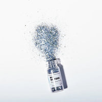 Blauer Glitzer-Bio 5g von Birkenspanner, beauty und Pflege Produkt, glänzende Textur in kleiner Verpackung.