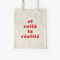 Jutebeutel von typealive in creme mit dem Aufdruck „Et voila la réalité“