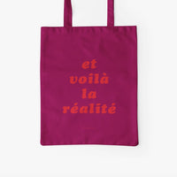 Jutebeutel von typealive in rosa mit dem Aufdruck „Et voila la réalité“