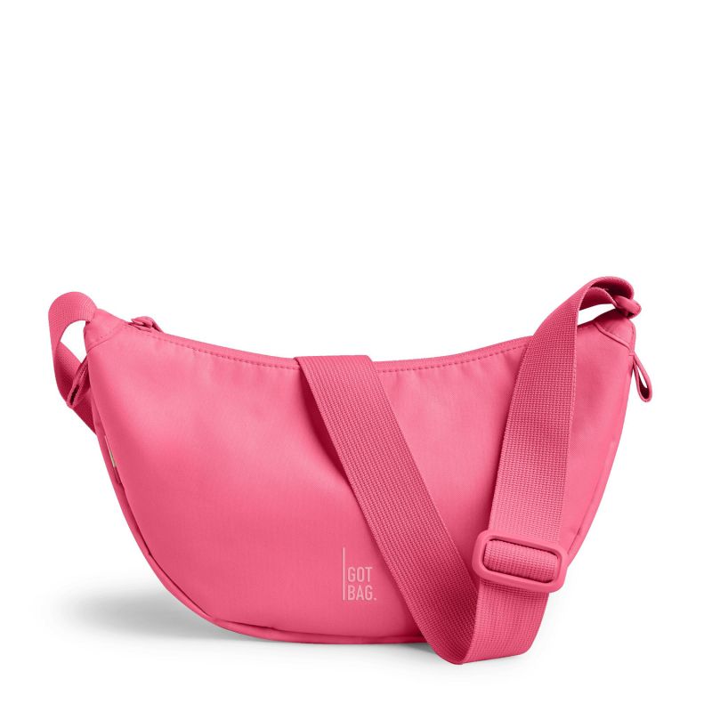 Kleine Moon-Bag von Got Bag, Rucksack und HipBag, aus recyceltem Meeresplastik, mit verstellbarem Tragegurt, auf weißem Hintergrund