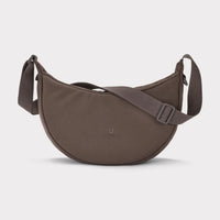 Hälbmondtasche „Ally Medium“ von Johnny Urban, schwarze Rucksack- und Hipbag-Kombination mit Reißverschluss und Tragegriff.