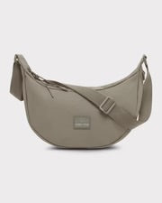 Hälfte-Mond-Tasche „Ally Medium“ von Johnny Urban, Rucksack oder HipBag in schwarzem Material, mit Reißverschluss und Schultergurt.