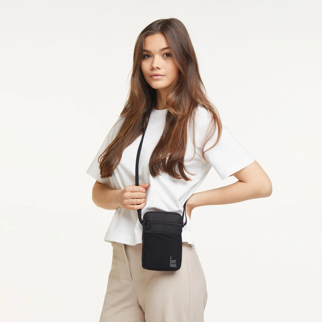 Schwarze Got Bag Nano-Bag aus recyceltem Material, kompakte Tasche mit nachhaltigem Design, im modernen Stil.