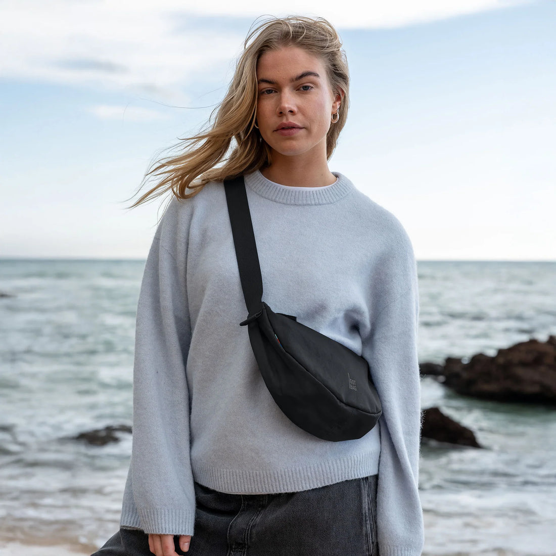 Schwarze kleine Moon-Bag von Got Bag aus nachhaltigem Rucksack- und HipBag-Material, aufgedrucktes Design sichtbar
