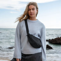 Schwarze kleine Moon-Bag von Got Bag aus nachhaltigem Rucksack- und HipBag-Material, aufgedrucktes Design sichtbar