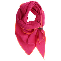 Weicher, gestrickter Kim-Schal von Lot83 in neutralen Farben, perfekt für stilvolle Winterkleidung.