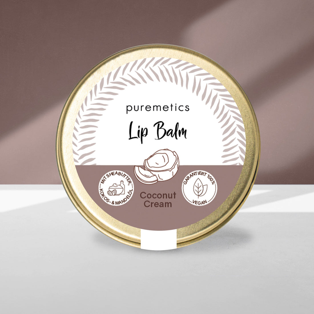 Lippenbalsam von Puremetics, Beauty & Pflege, mit pflegender Textur und natürlicher Verpackung, auf einem weißen Hintergrund.