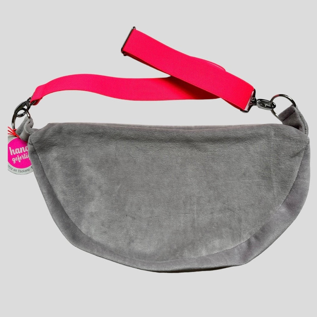 Schultertasche Nicky Velours von Manufaktur & Kontor, weiches Velours-Design, ideal für Accessoires und stilvollen Alltag.
