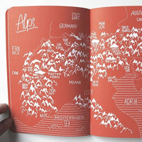 Reisetagebuch „My secret spots“ von Roadtyping, offene Papeterie mit Notizseiten für Reiseerinnerungen und Geheimtipps.