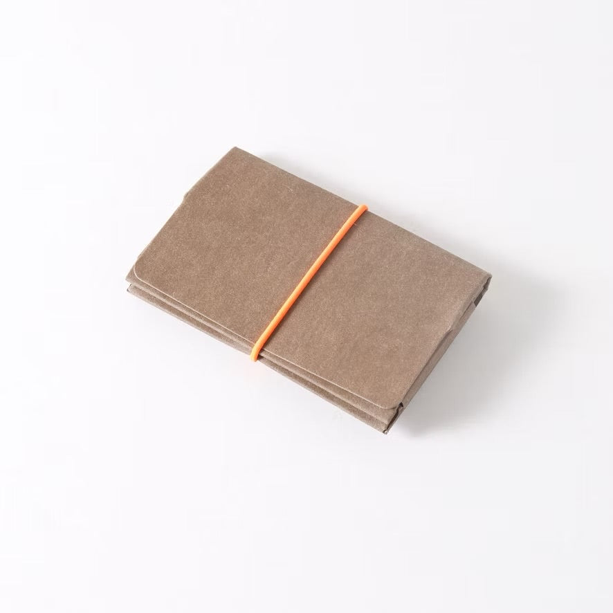 INTO Geldbeutel M aus Papier, kompakter Geldbeutel, ideal für unterwegs, in einem modernen Rucksack- und HipBag-Design.