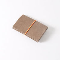 INTO Geldbeutel M aus Papier, kompakter Geldbeutel, ideal für unterwegs, in einem modernen Rucksack- und HipBag-Design.